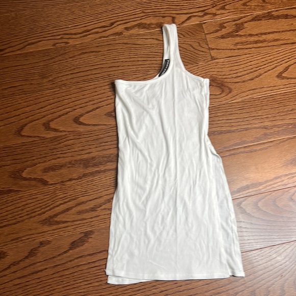 SOLD ‼️‼️NAKED WARDROBE white One Sided Top - Picture 2 of 2